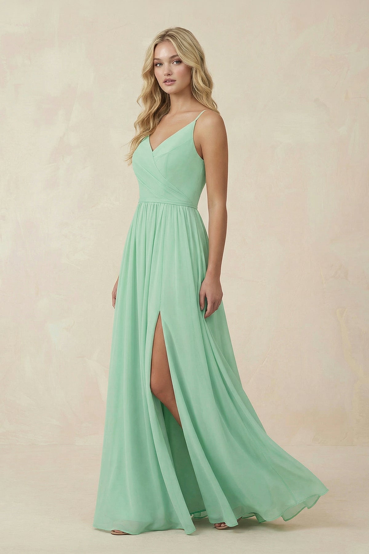 Robe demoiselle d’honneur pale pistachio longue à fines bretelles col V sans manches - Harana