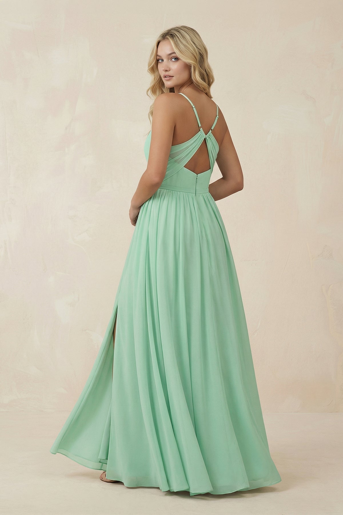 Robe demoiselle d’honneur pale pistachio longue à fines bretelles col V sans manches - Harana