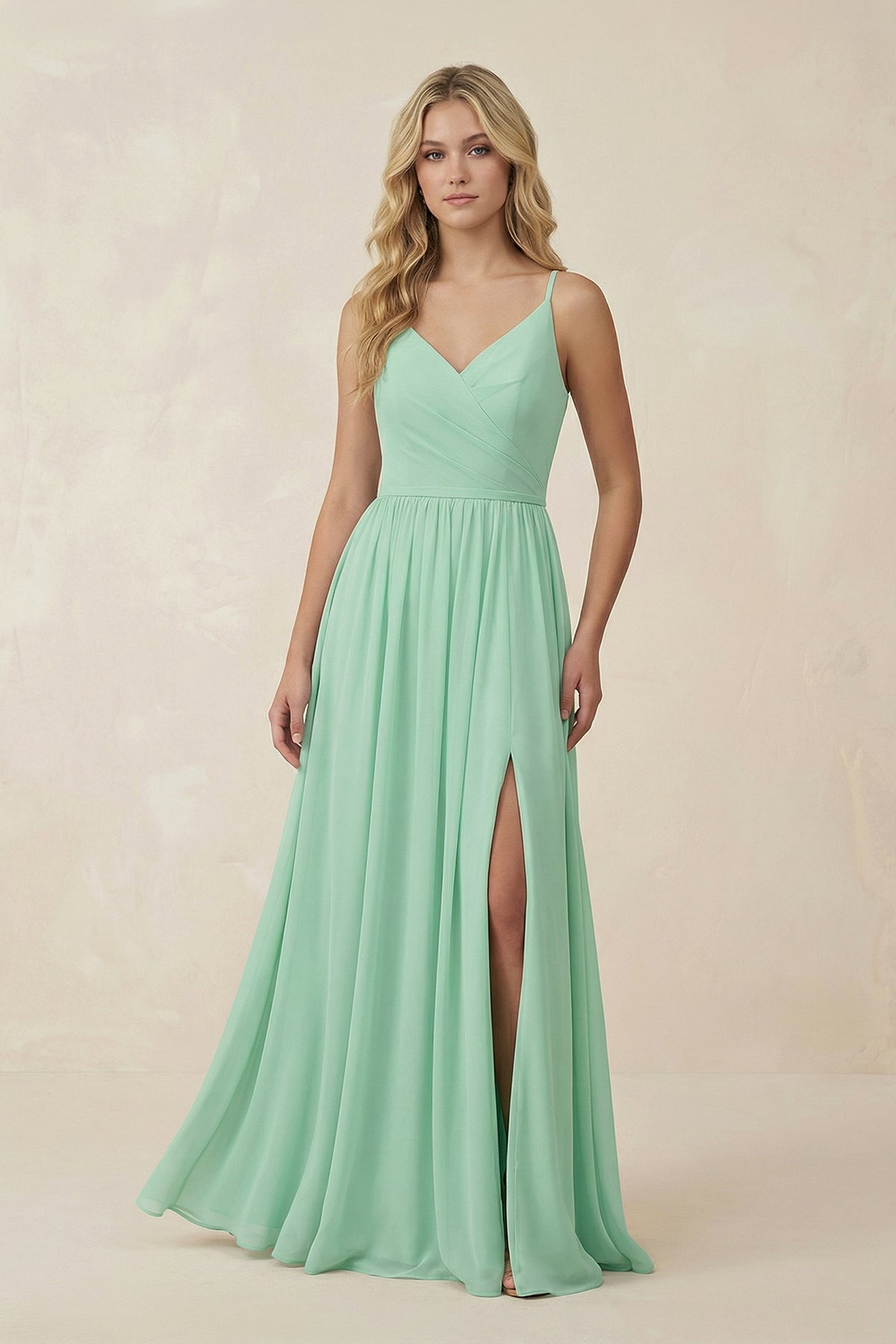 Robe demoiselle d’honneur pale pistachio longue à fines bretelles col V sans manches - Harana