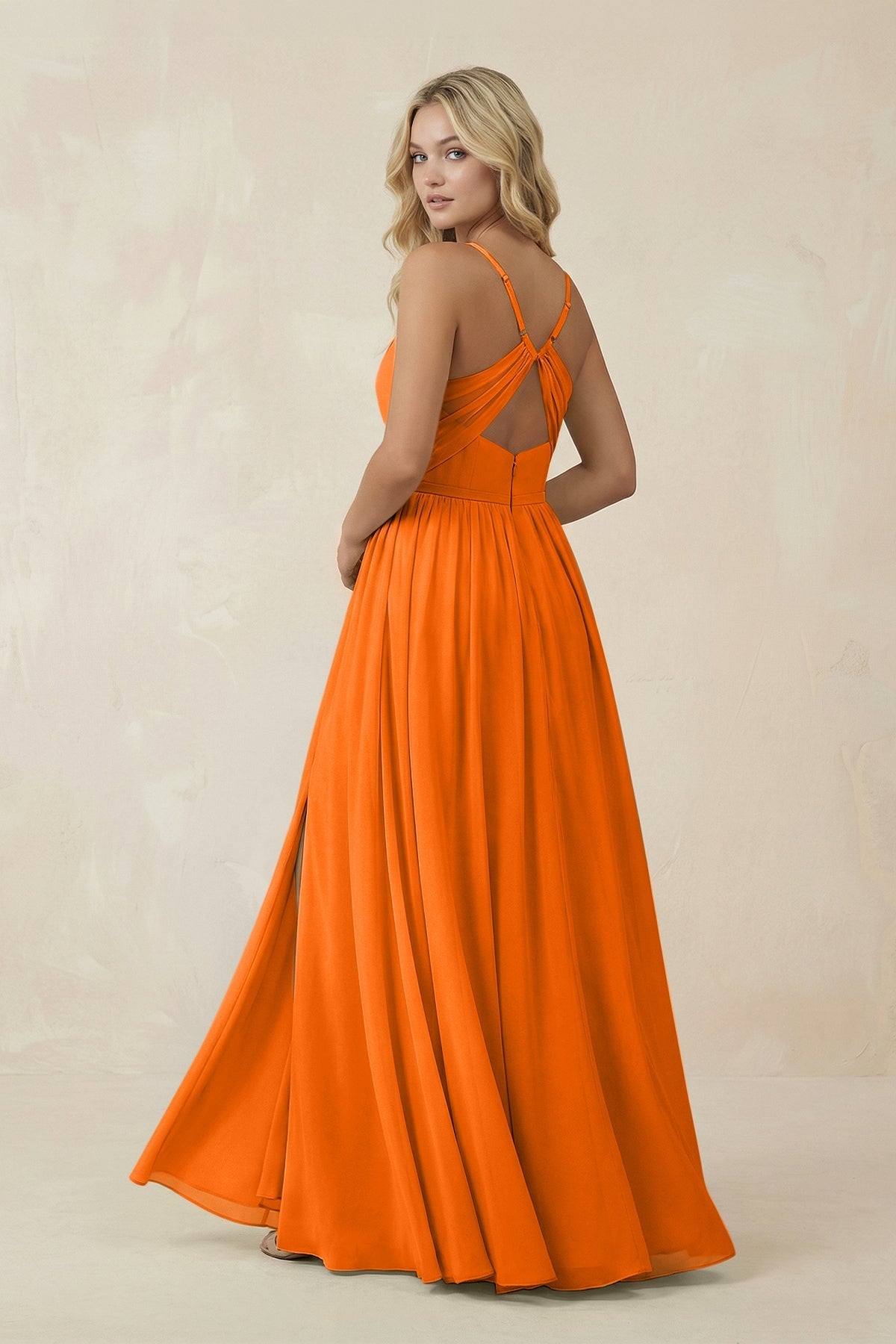 Robe longue orange en mousseline coupe trapèze décolleté V à fines bretelles - Harana
