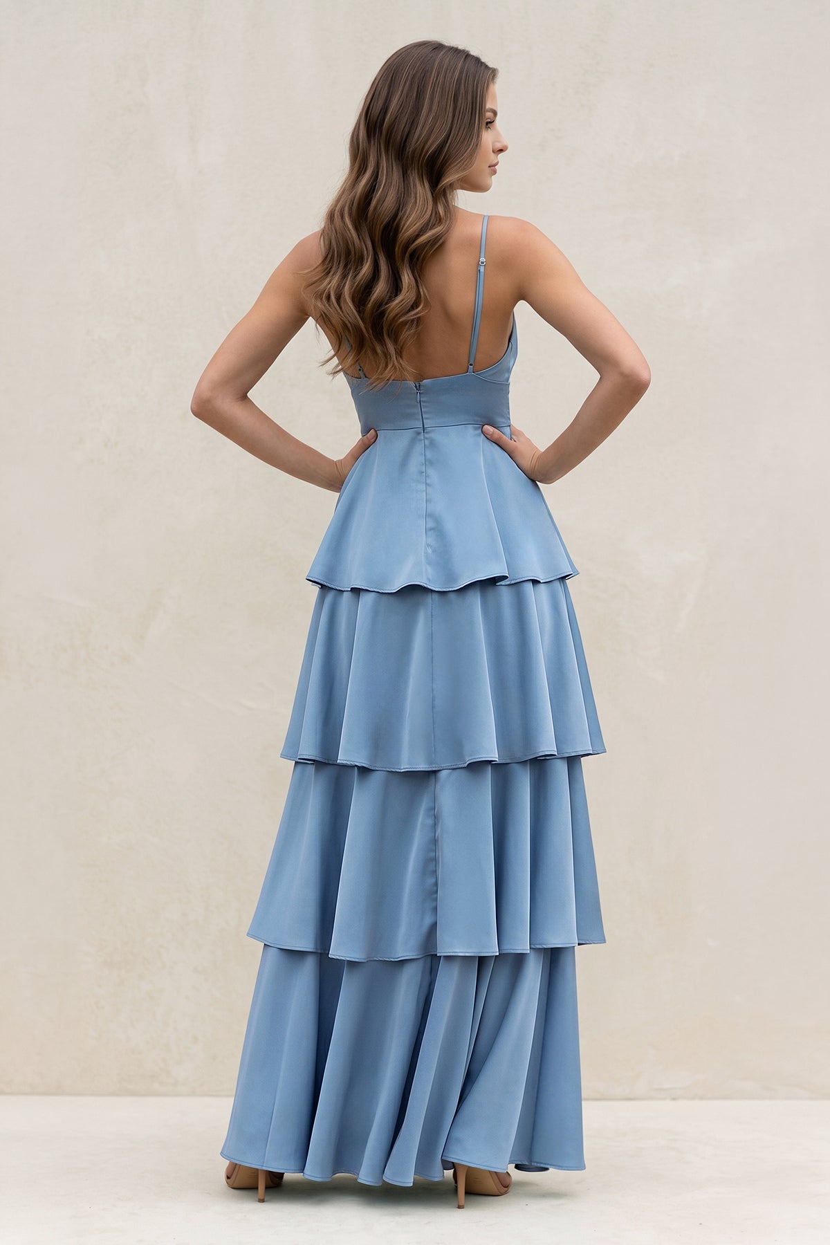 Robe bleu neptune longue coupe trapèze à col V ornée de volants - Harana