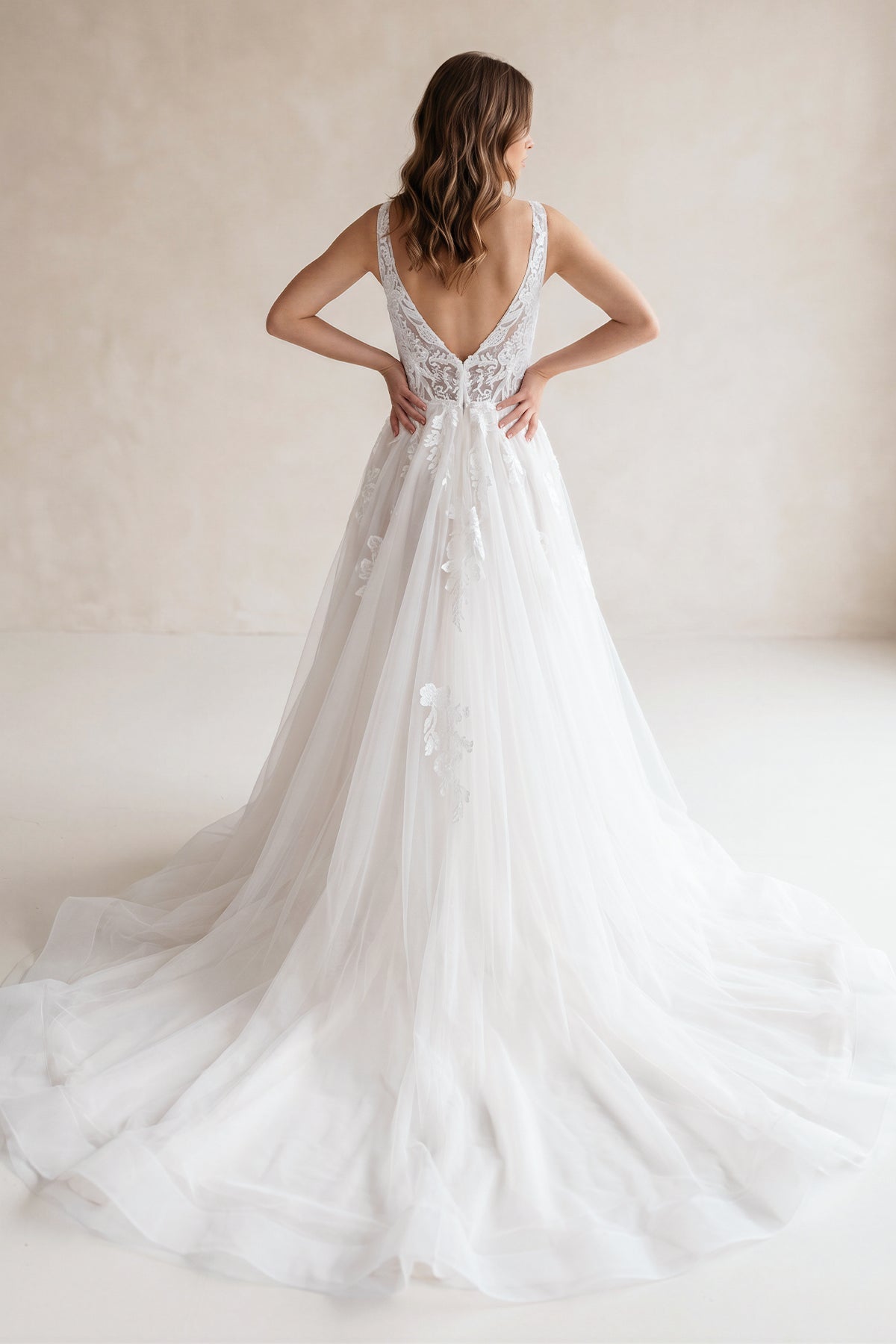 Robe de mariée blanche trapèze en tulle à col V sans manches - Harana