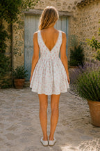 Robe blanche courte en coton à col V et imprimé floral rétro - Harana