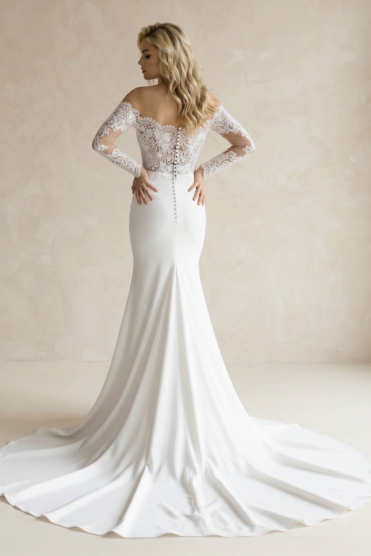 Robe de mariée blanche satinée silhouette sirène à encolure Bardot - Harana