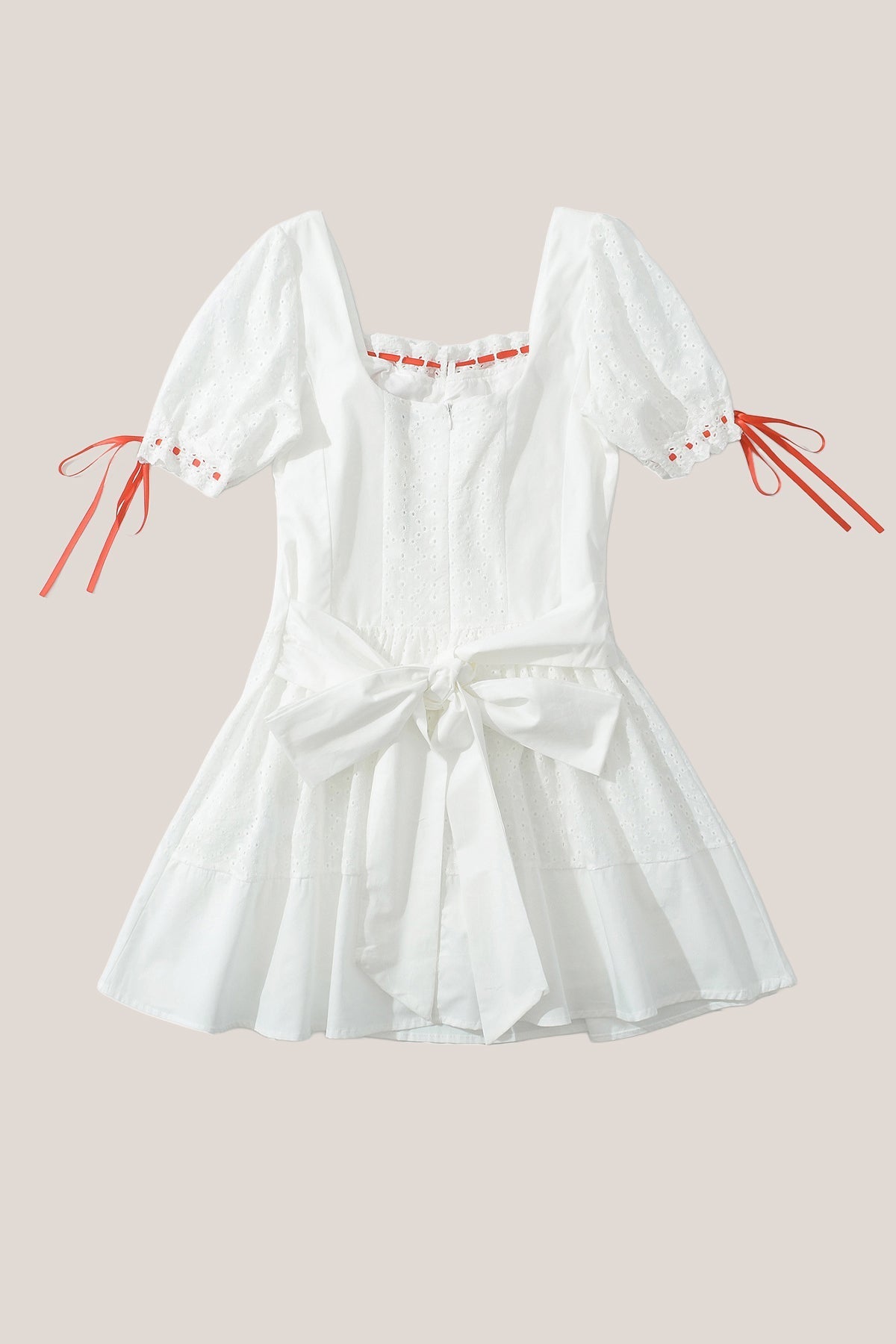 Robe blanche courte en coton silhouette trapèze à encolure carrée - Harana