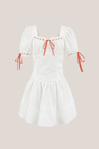 Robe blanche courte en coton silhouette trapèze à encolure carrée - Harana