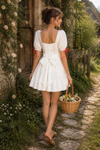 Robe blanche courte en coton silhouette trapèze à encolure carrée - Harana
