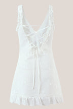 Robe blanche courte coupe trapèze à col V ornée de volants - Harana
