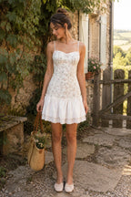 Robe blanche courte en coton imprimée ornée de volants - Harana